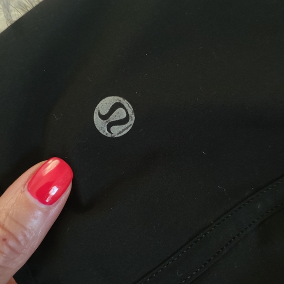 Lululemon Black Tracker Short - Picture 4 of 5